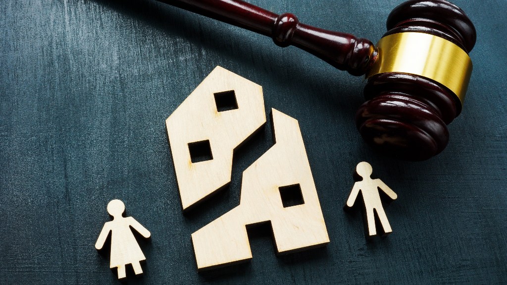 Divided house during family divorce